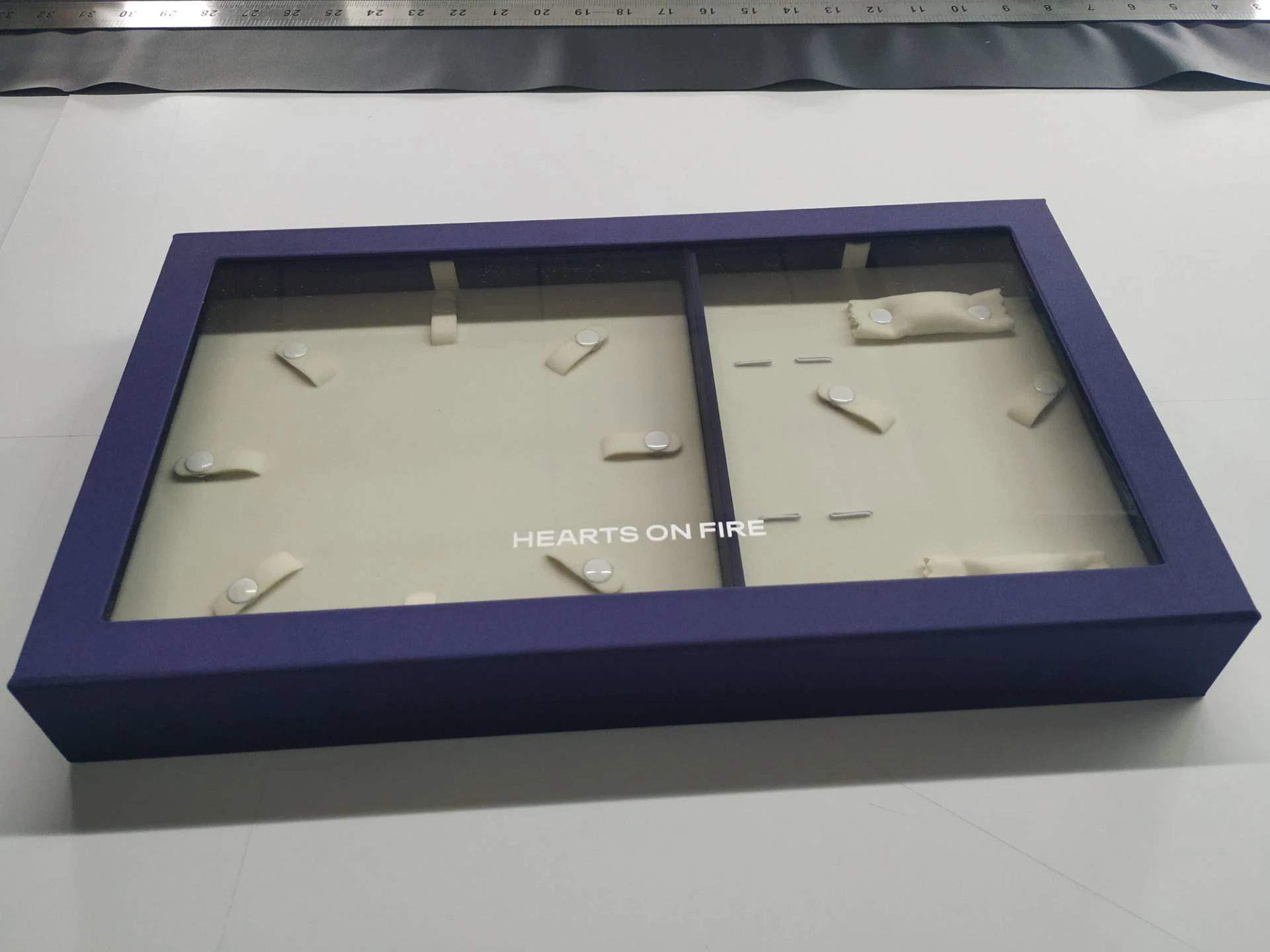 Кутија за накит с прозором на врху Jewelry box with window on the top