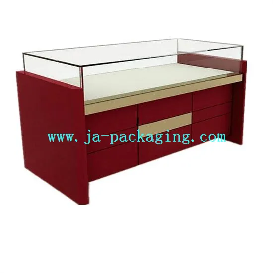 Crvena drvena vitrina s ormarićima i ladicama