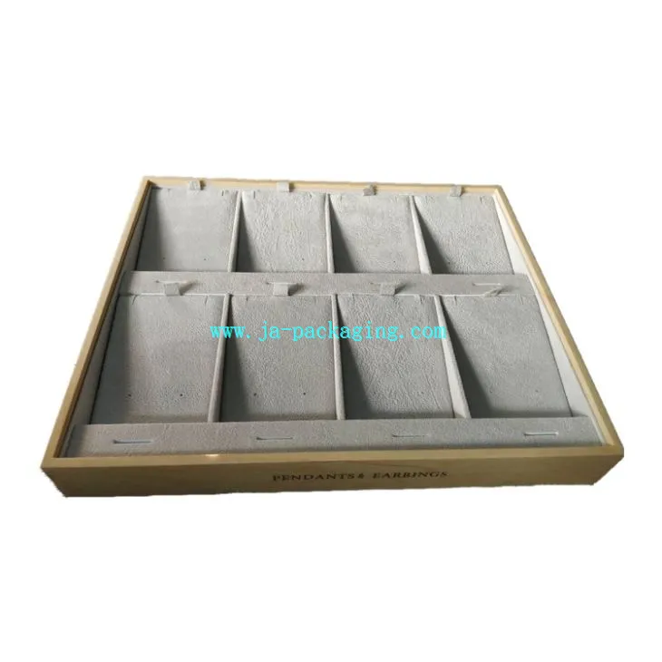 Привезак и минђуше на дрвету